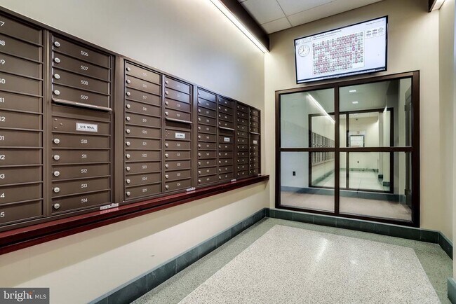 Building Photo - 4600 S Four Mile Run Dr