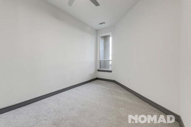 Building Photo - 1 Bedroom Condo in Carrollton