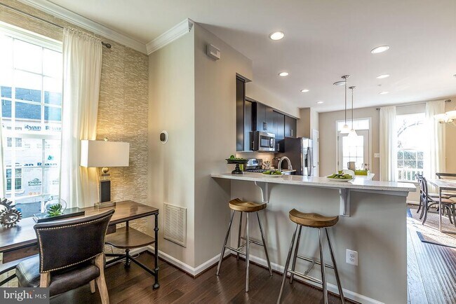 Building Photo - 3437 10th Pl SE