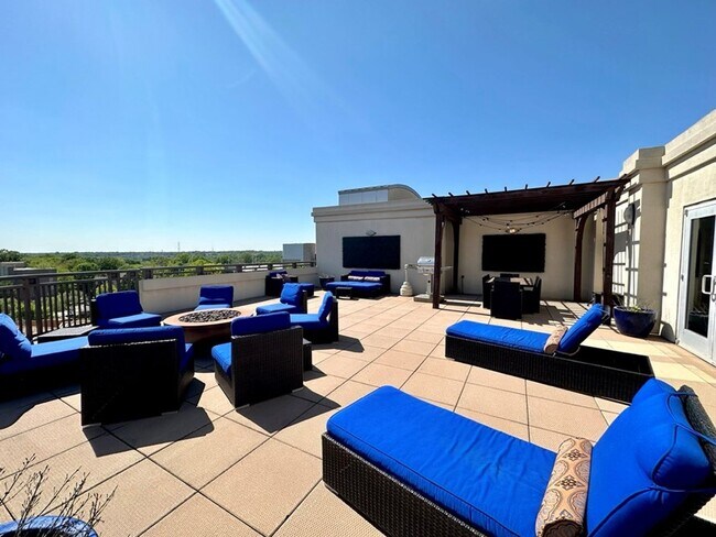 Building Photo - Upscale 2 bedroom/2 bathroom Condo in uptown Charlotte, Short Walk to Bank Of America Stadium