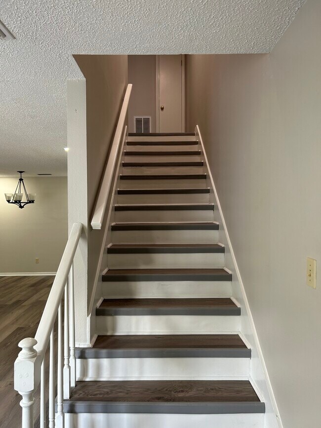 Building Photo - 912 McCay Ave