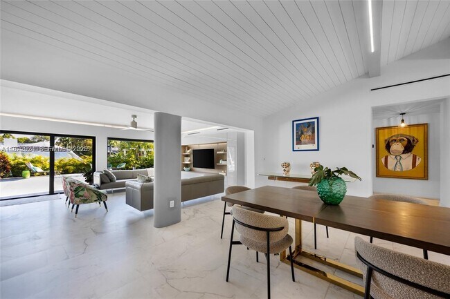 Building Photo - 1141 NE 90th St