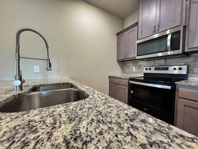 Building Photo - 406 E China St