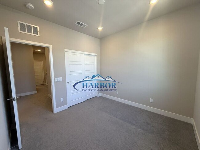 Building Photo - 1492 W Sunrise Ln