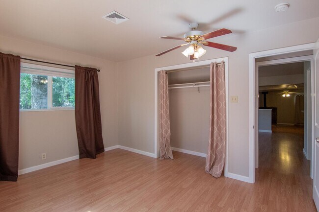 Building Photo - 2 Bedroom North Redding Home with Bonus Room. Completely Fenced!