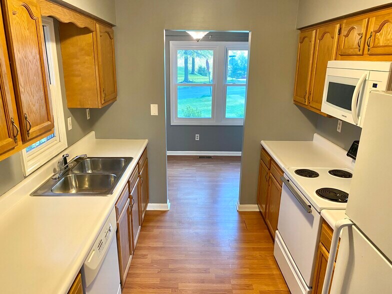 Building Photo - 202 Meadowview Dr