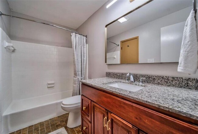 Building Photo - 2915 Creek Park Dr
