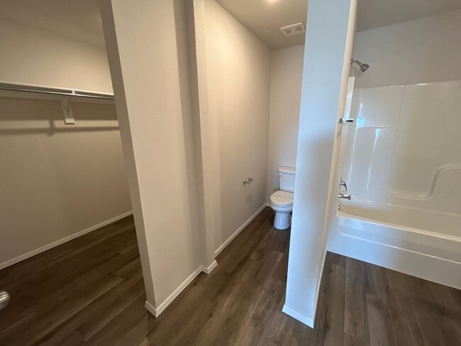 Building Photo - Pre-Leasing Now: Inviting 3-Bed, 2-Bath Home in Barberry Court