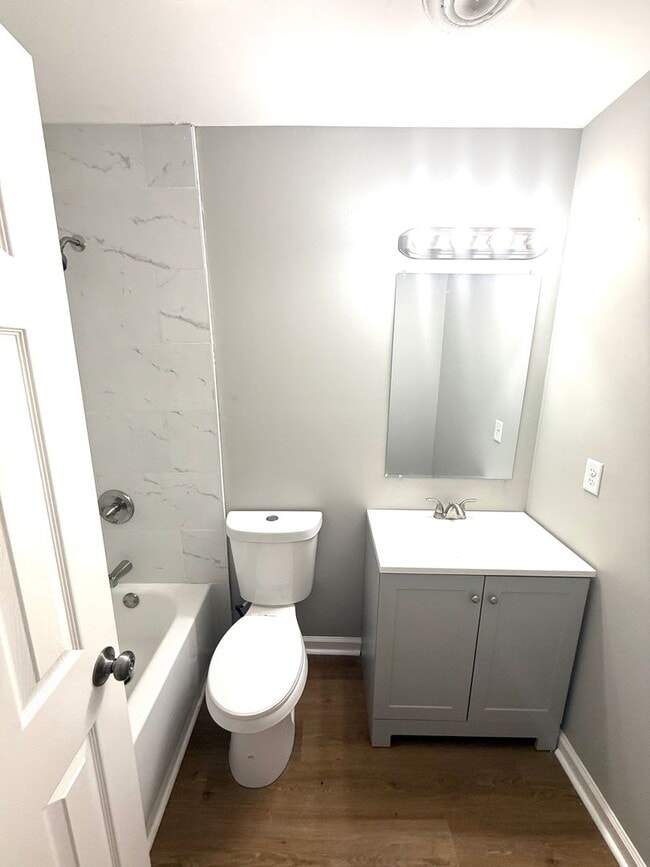 Building Photo - ** 6 Bed 2 Bath located off Wares Ferry ro...