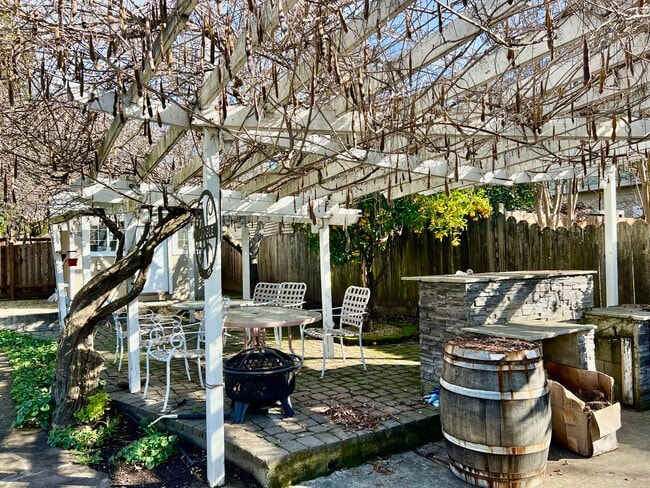 Building Photo - 1057 6th Ave