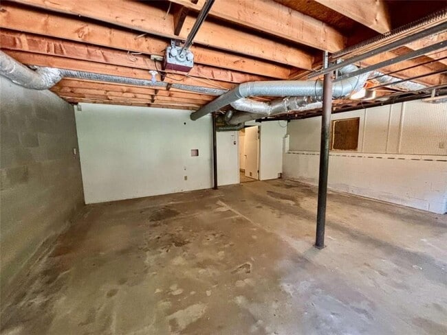 Building Photo - 665 Gregory Manor Dr SW