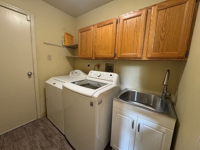 Building Photo - 102 Ravenwood Pl