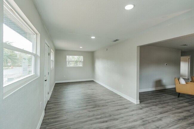 Building Photo - 224 Singleton Ave