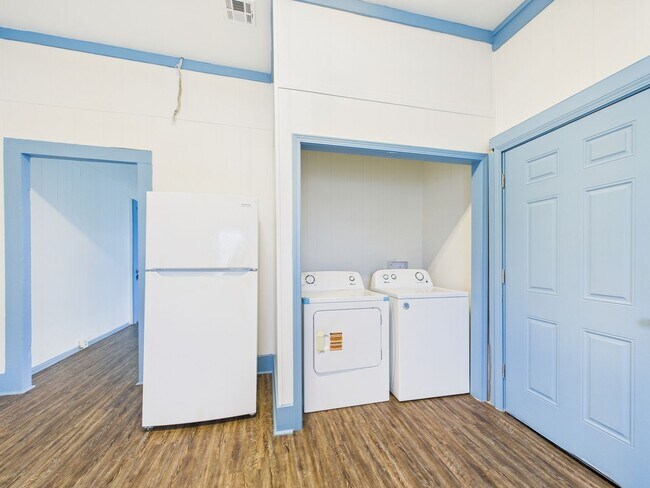 Building Photo - 2 Bedroom 1 bathroom house AVAILABLE NOW!