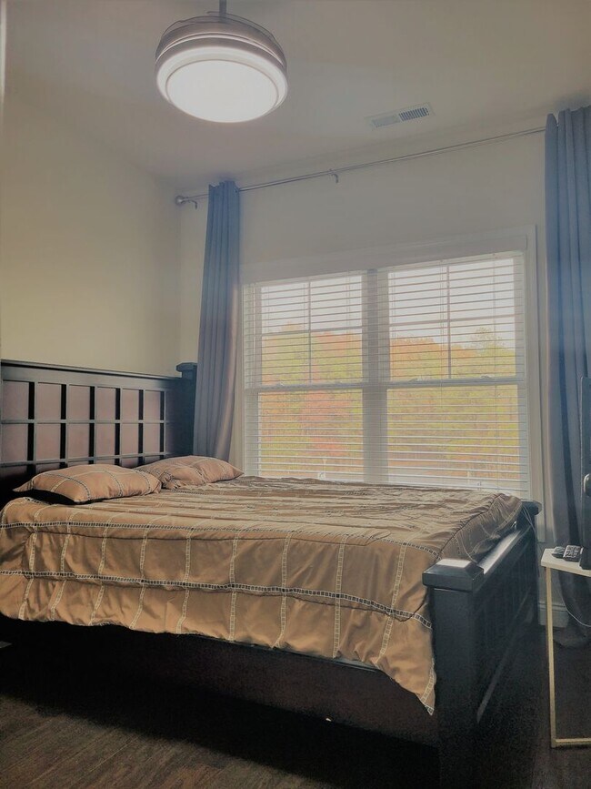 Building Photo - Stunning 4 bedroom 3.5 bath townhome locat...