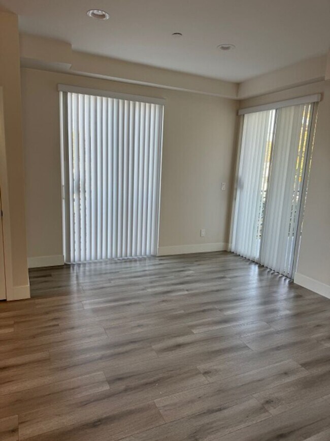 Building Photo - 3190 Carlin Ave