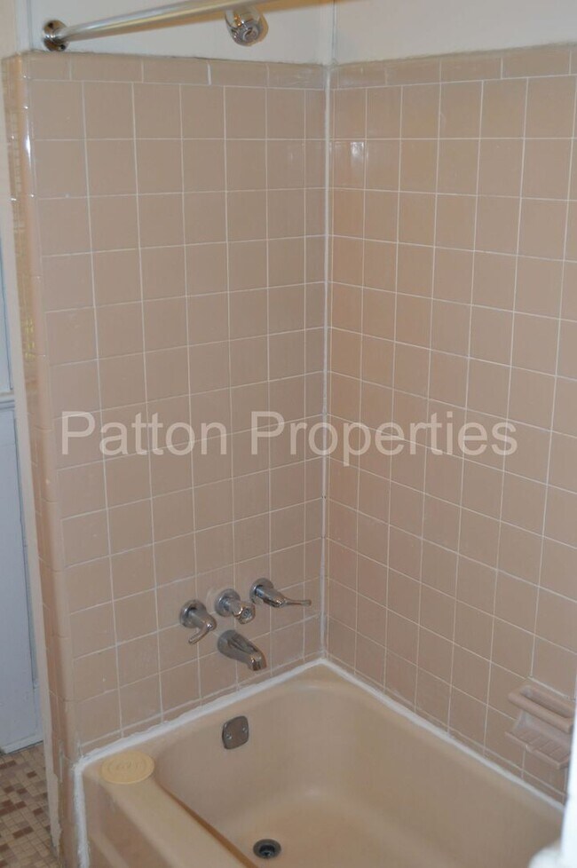 Building Photo - 1315-1317 Summerville Avenue - Inside CoC ...