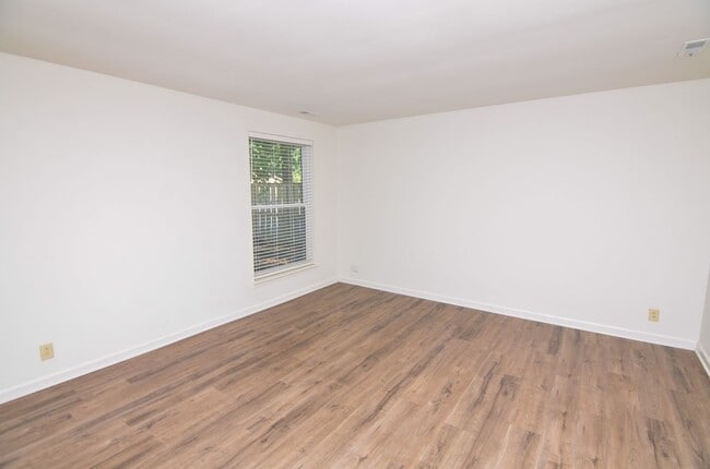 Building Photo - 230 Boxwood