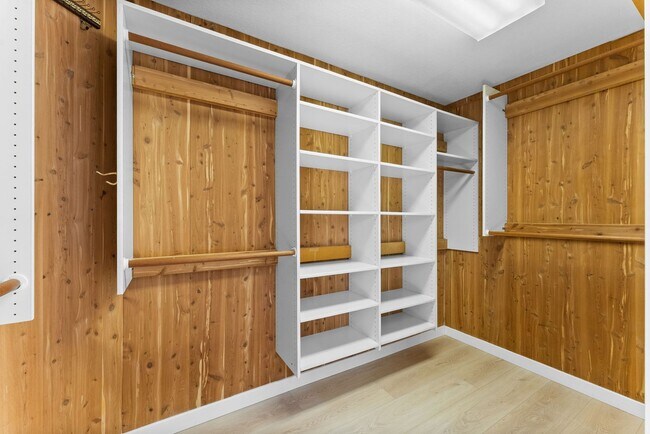 Building Photo - 4 Bed/2.5 Bath Vista Residence Beautifully Upgraded and Ready for Move In!