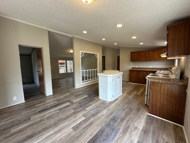 Building Photo - 252 Cobb Rd