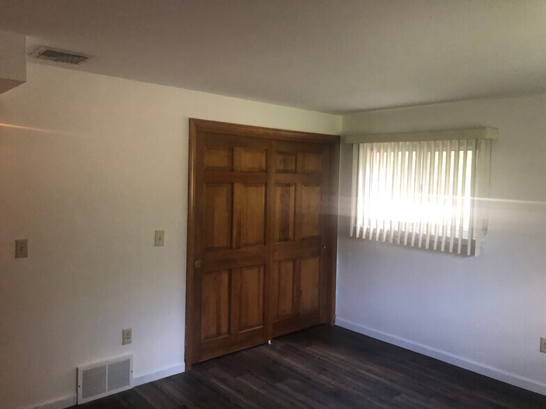 Spacious bedroom - 78 Saint Joseph St