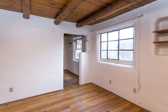 Building Photo - NE 2 Bedroom 1 1/2 Bath