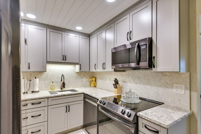 Building Photo - 3800 Saxon Dr