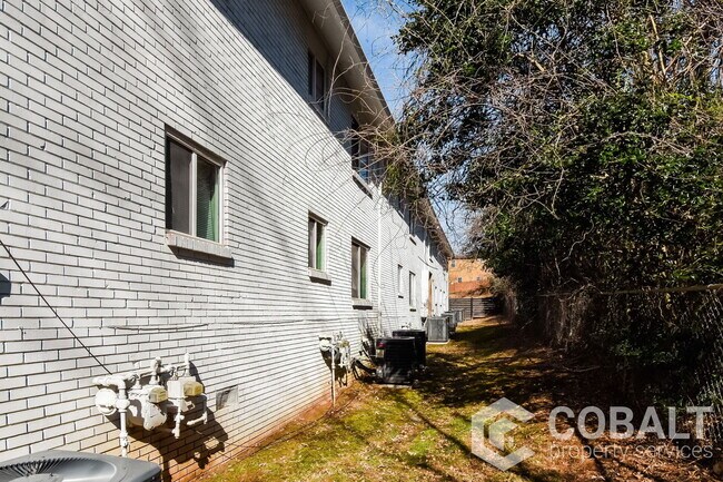 Building Photo - 2138 Park Terrace