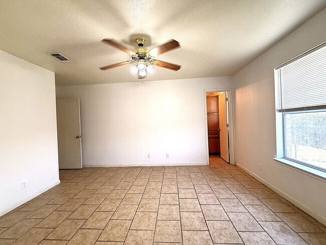 Building Photo - 1304 Cinch Dr