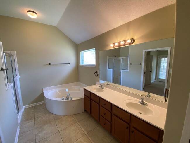 Building Photo - GORGEOUS 4 BEDROOM 3 BATHROOM CORDOVA RENT...