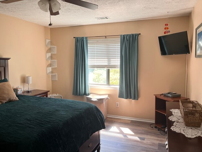 Master BR - 4220 Crystal Ct