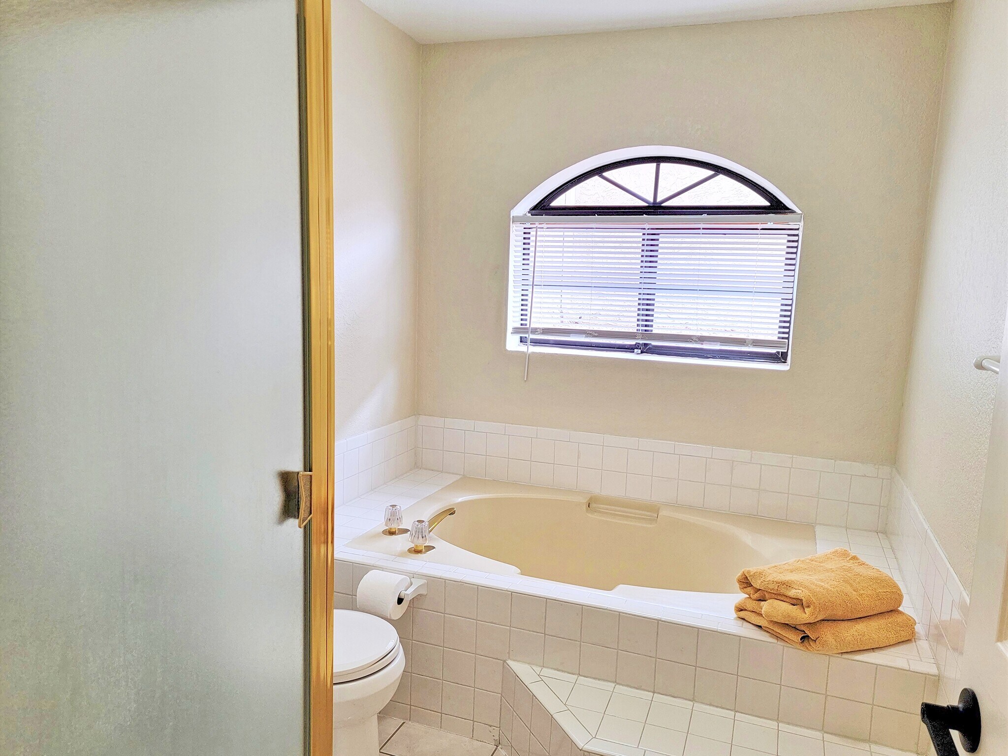 Building Photo - 10080 E Mountainview Lake Dr