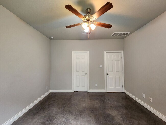 Building Photo - LOCATION! Walk to Torrey Park / Close to NB Downtown & Gruene / No Carpet / NBISD