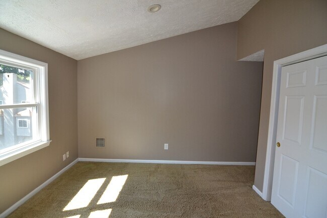 Building Photo - 31 E Bluff Rd