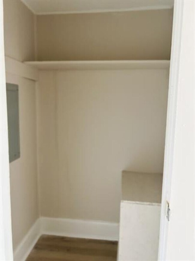 Building Photo - 3/2 Available Now!