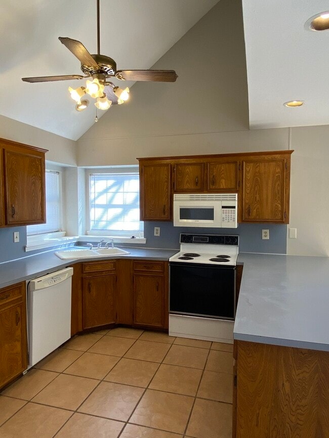 Building Photo - Updated Highland Duplex