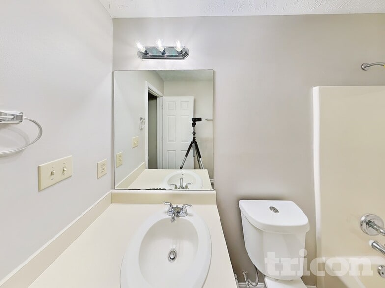 Building Photo - 555 N Oakland Cir