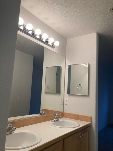 Building Photo - 14735 SW Sandhill Loop