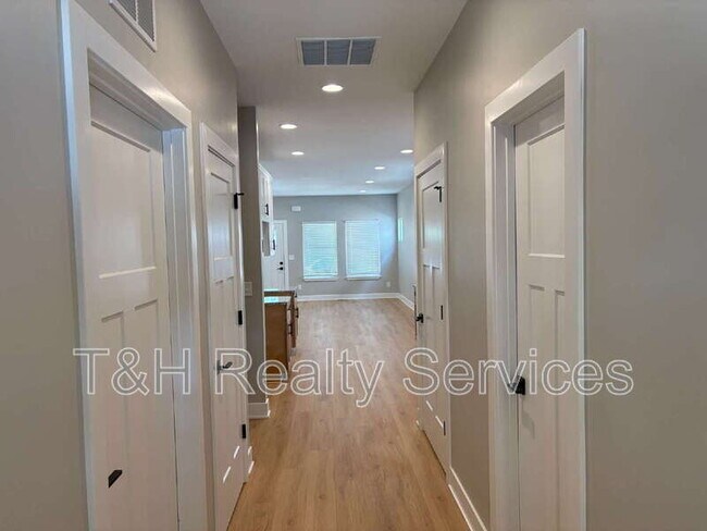 Building Photo - 621 W 39th St