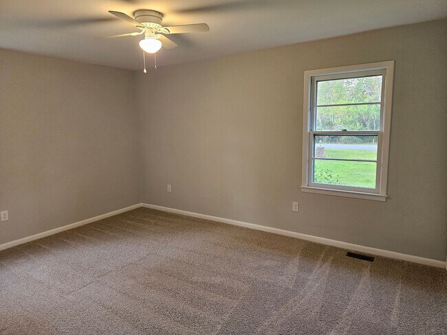 Building Photo - Beautiful renovated 3 bed, 1.5 bath unfurnished home located in Hampstead