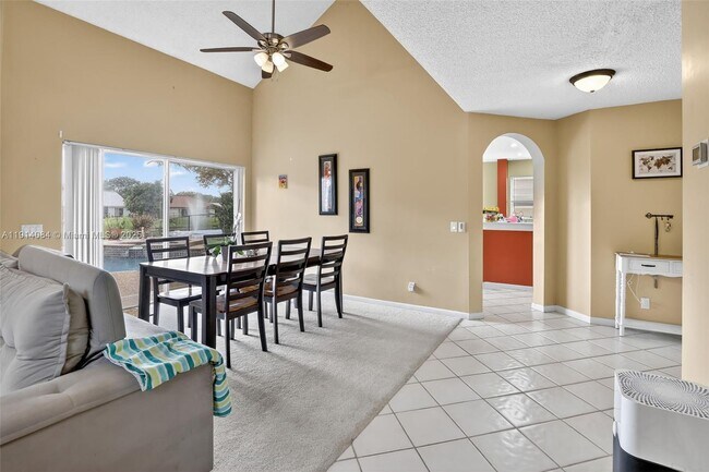 Building Photo - 9481 Oak Grove Cir