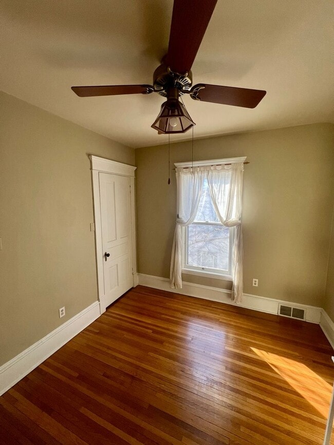 Building Photo - Fully Furnished, Large 3 Bedroom Home!