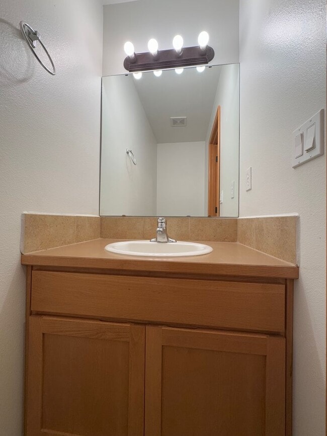 Building Photo - Beautiful Rental with Oversized Yard & Open Layout