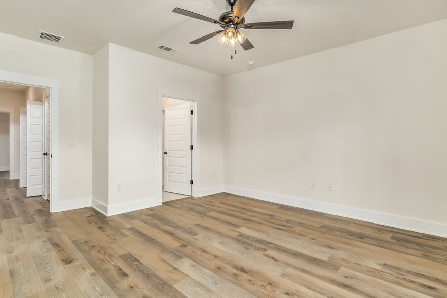 Building Photo - 520 N De Villiers St