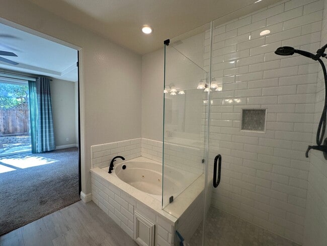 Building Photo - Single Story, Bright and Beautiful Home, w...