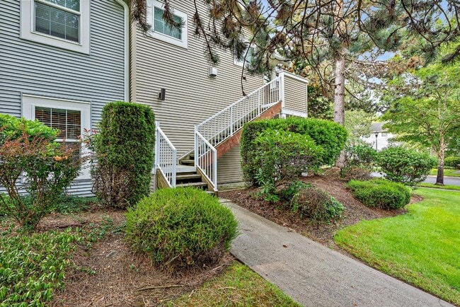 Building Photo - Charming 2 Bed Condo in DuPont | Fresh Pai...