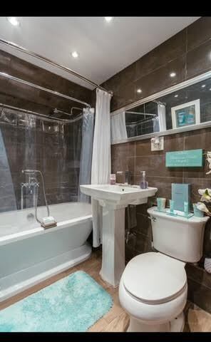 Building Photo - 3406 W Dickens Ave