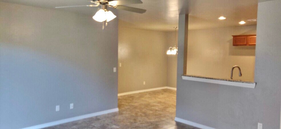 Building Photo - 207 Ashley Dr