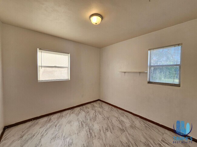 Building Photo - 4 Bedroom, 3 Bath HOUSE with a detached 1 Bedroom and 1 bath in Lakeland *MOVE-IN SPECIAL*