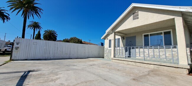 Building Photo - 1315 W 101st St